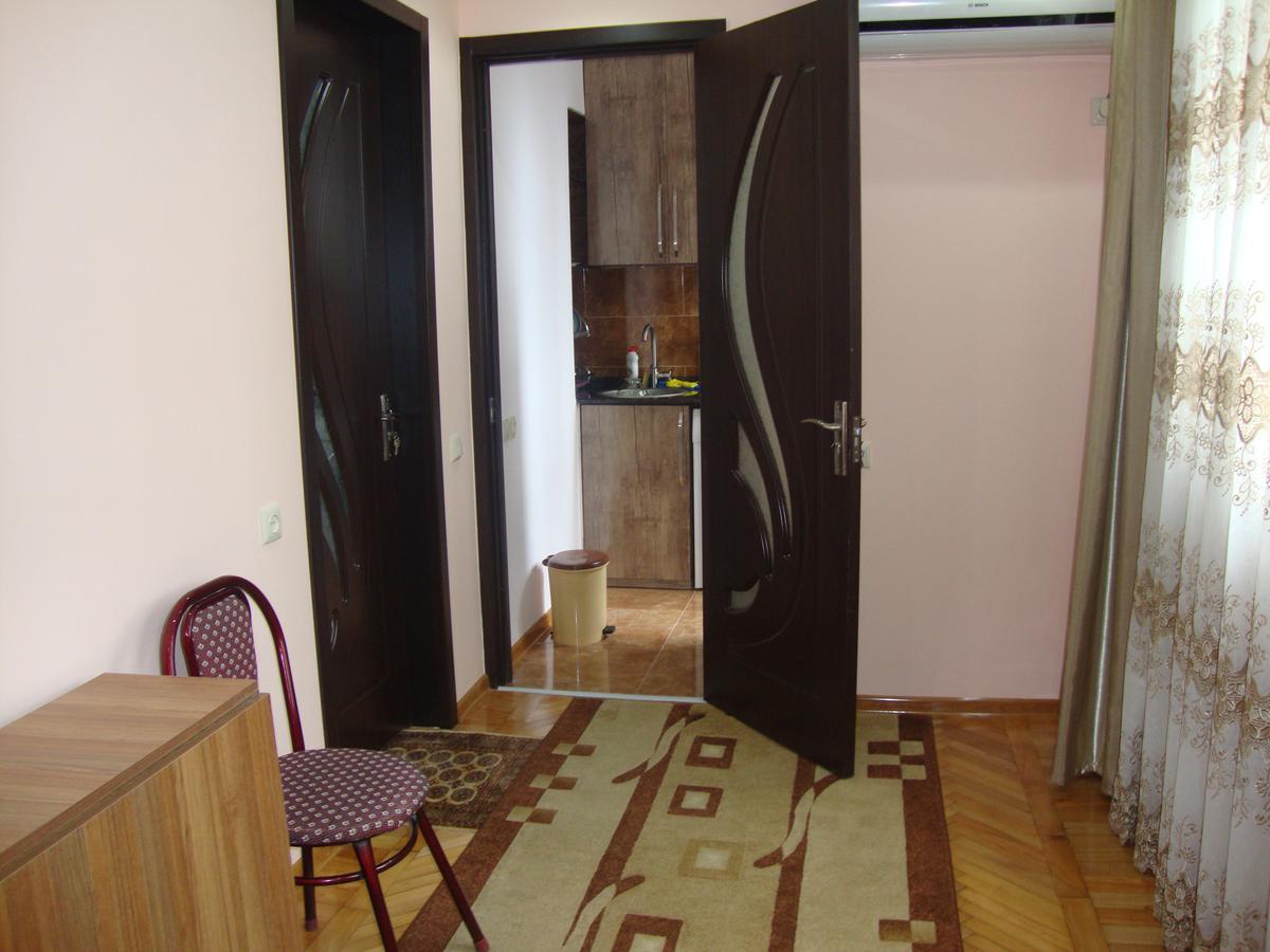 Madona'S House Apartamento Batumi Exterior foto